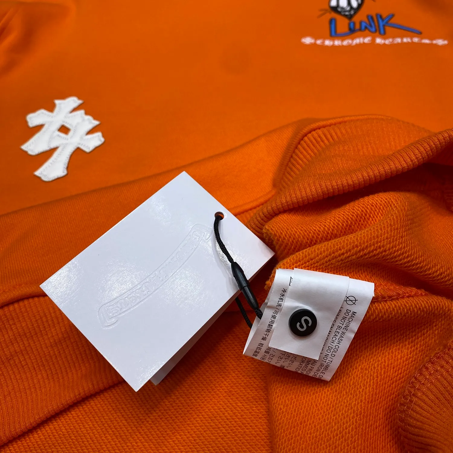 P240 Chrome Hearts Autumn and Winter 2025 Available at counters simultaneously ❤️ Chrome Hearts Matty Boy cross embroidery leather graffiti hoodie sweatshirt SVIP customized version! ! High version of Pinpi! ! Imported environmentally friendly glue printing and dyeing. Improved customized version 1:1. High-quality fabric with high weight. Recommended color: customized orange. Size: S, M, L, XL.